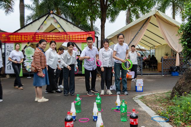 套圈現(xiàn)場(chǎng)。郭奎君 攝.jpg